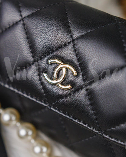 Chanel Black Lambskin Pearl Chain Card Holder (LGHW)