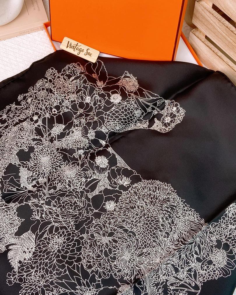 Hermes Black Silk Robe Leger Carre Scarf 90