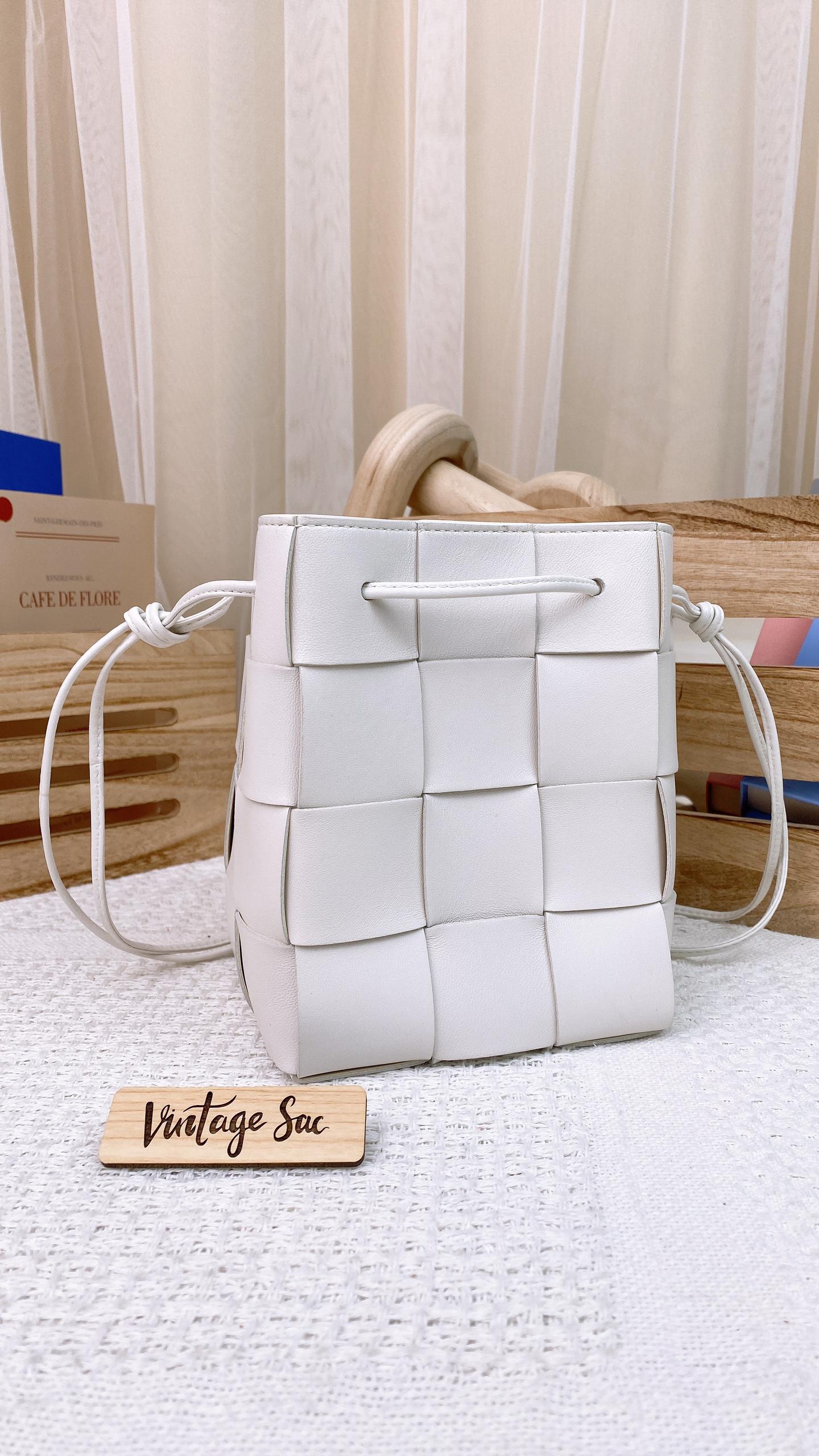 BV Small White Cassette Intrecciato Bucket Bag