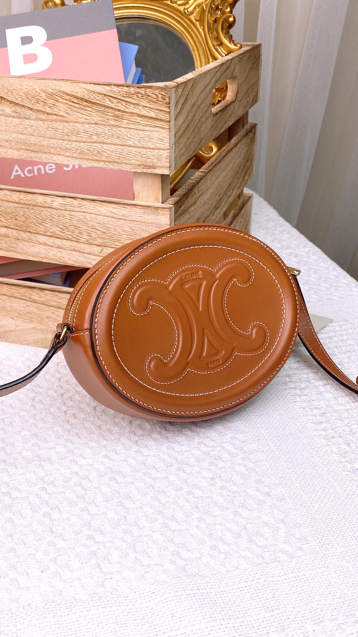 Tan Oval Purse Cuir Triomphe Crossbody Bag